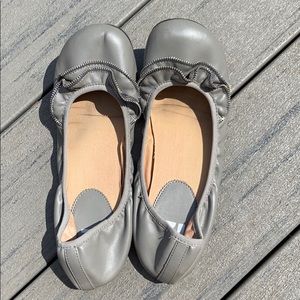 EUC R2 size 9 Gray ruffle zipper flats